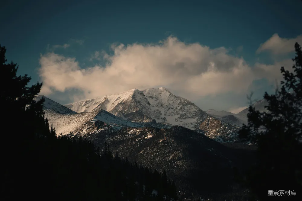 高清摄影  白雪覆盖的山峦与云层