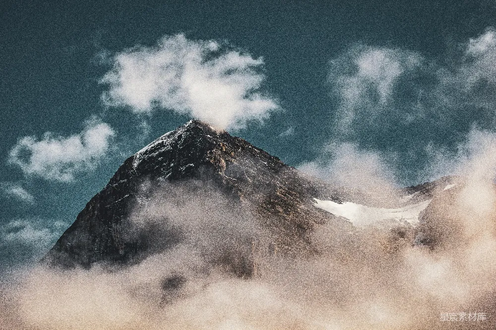 高清摄影  一座山峦在蓝天白云下