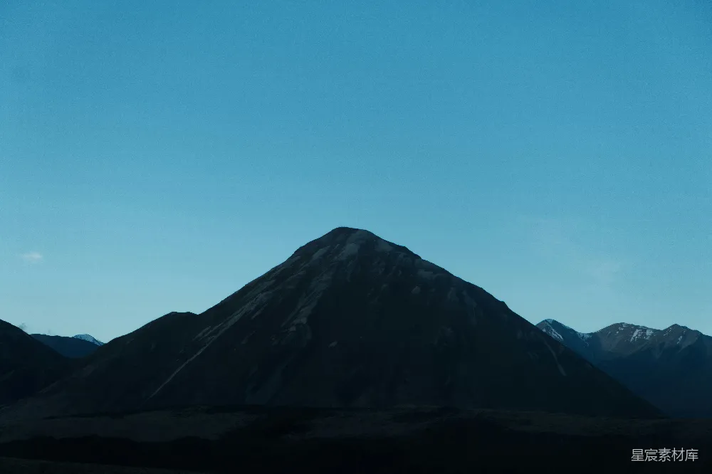 高清摄影 自然 一幅背景是蓝天的山景图。