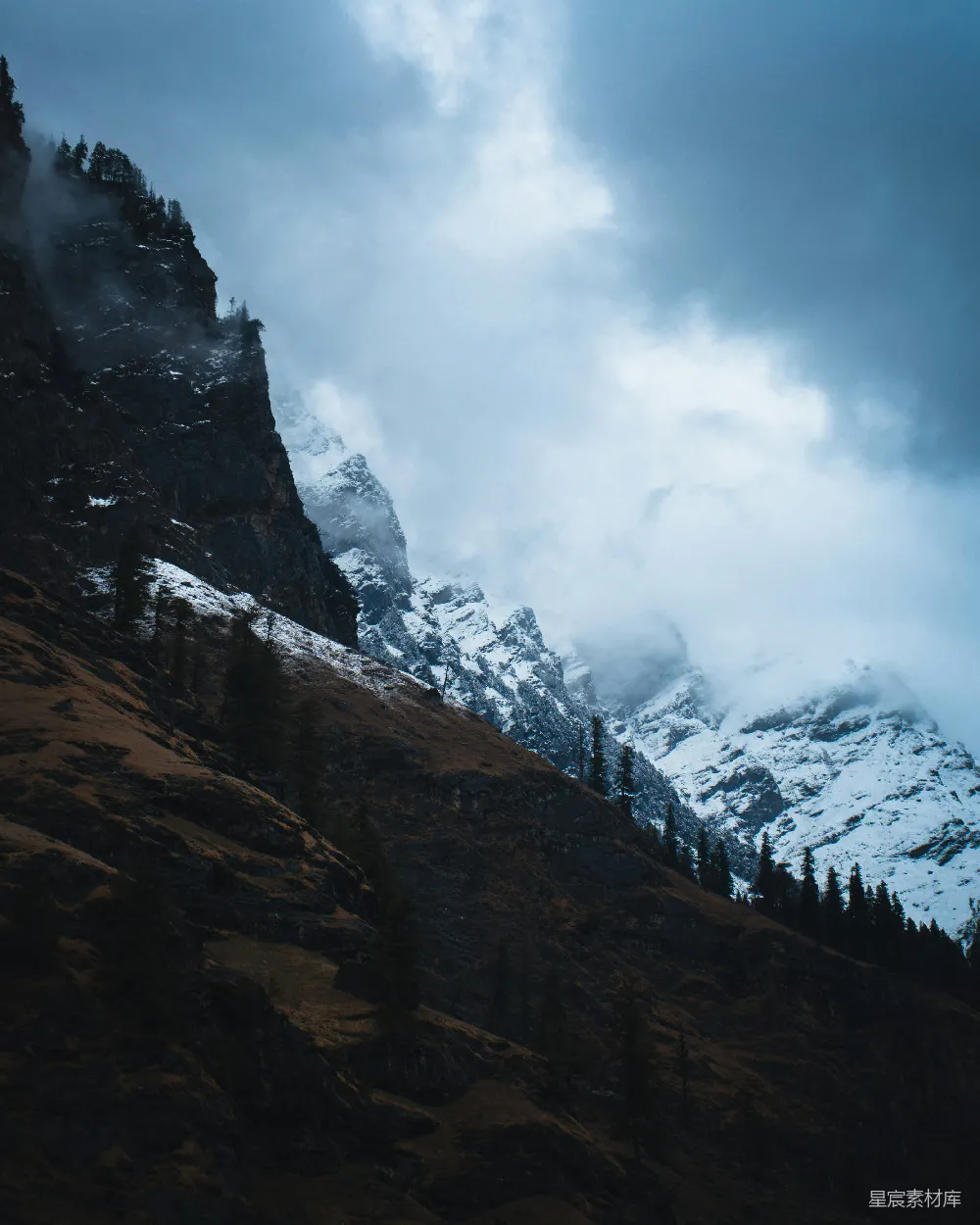 高清摄影 旅行 自然 壁纸 在多云的天空下覆盖着积雪的山