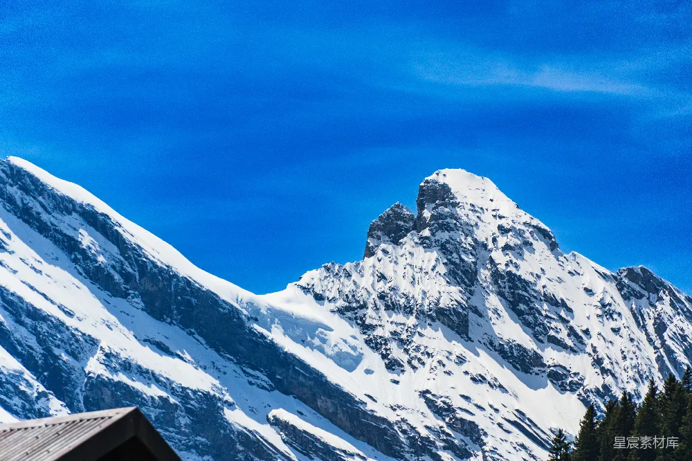 高清摄影  雪山在湛蓝的天空下。