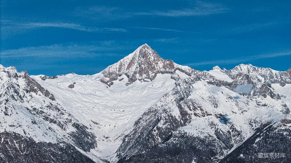 高清摄影  白雪覆盖的山峰在晴朗的蓝天之下