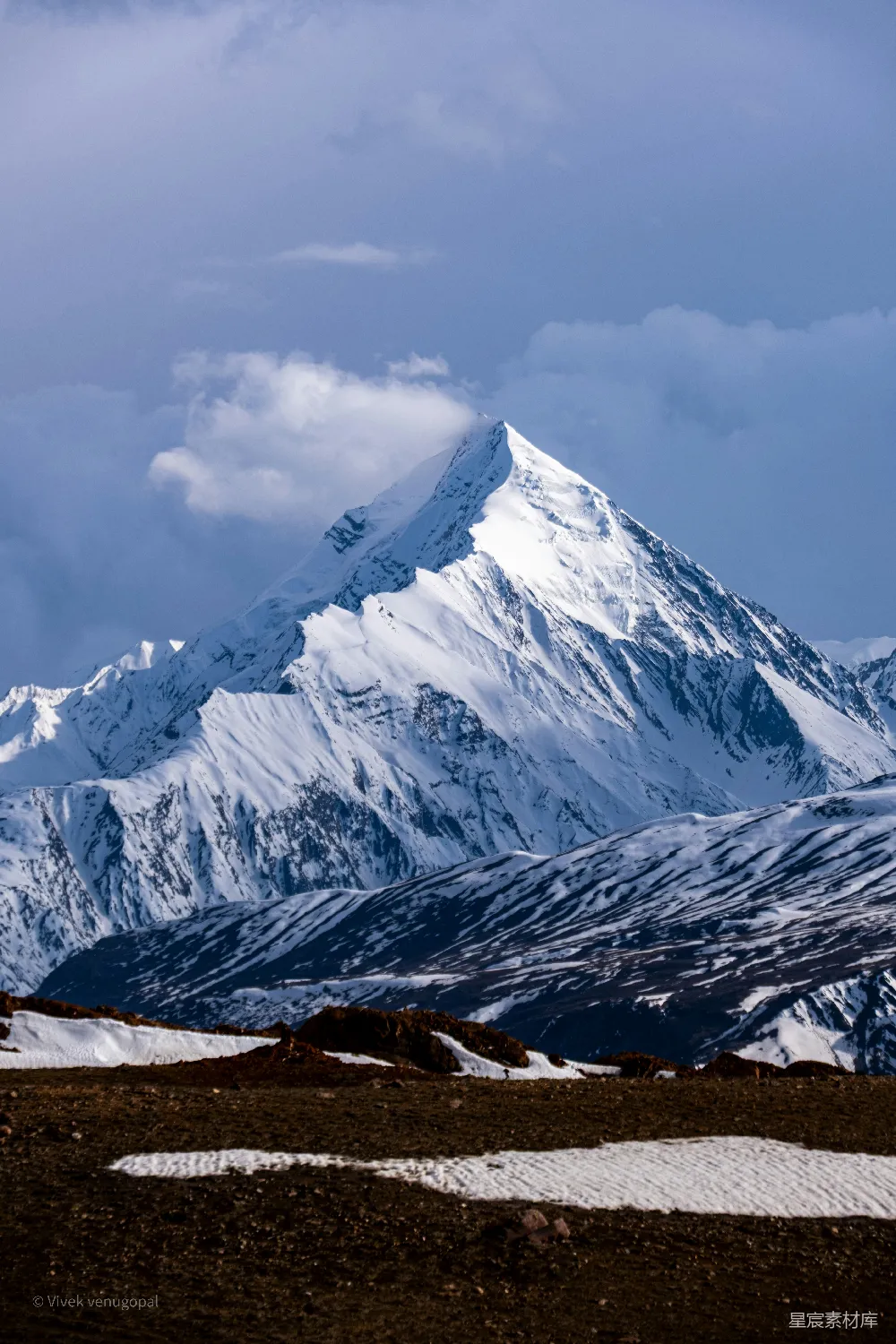 高清摄影  云层密布下，壮丽的雪山峰顶。