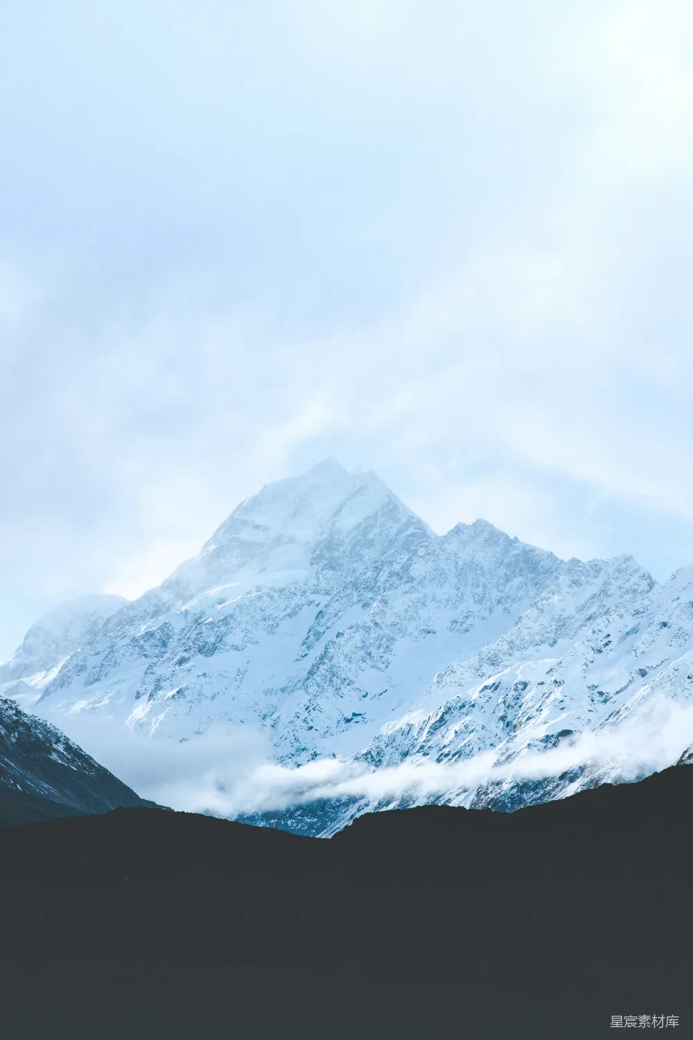 高清摄影 自然 白天云层覆盖下的积雪山峰