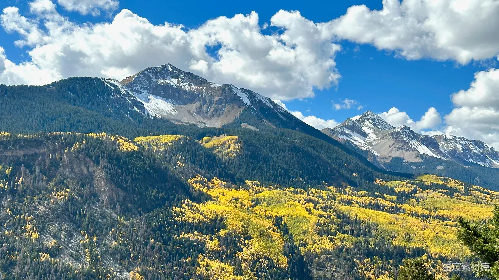 高清摄影  秋天的一排山脉的景色
