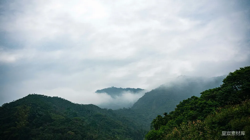 高清摄影  一片山脉的风景，低垂的云层。