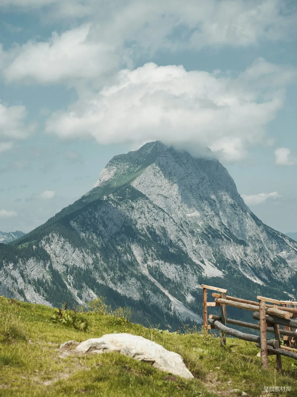 高清摄影 旅行 自然 壁纸 一座山前的长椅
