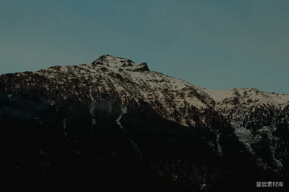 高清摄影 旅行 一座覆盖着积雪的山，背景是蓝天。