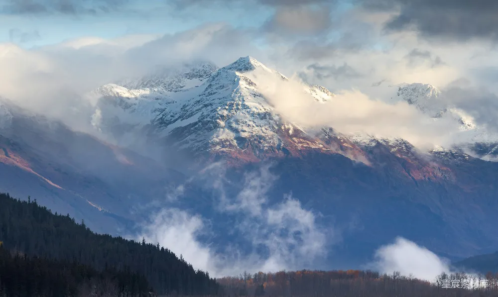 高清摄影  白雪覆盖的山峰从云中显现