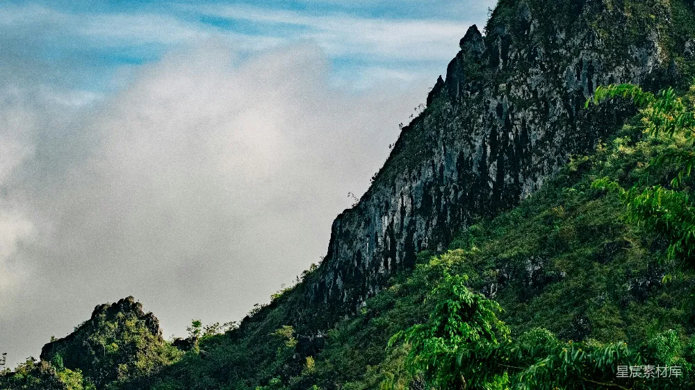 高清摄影  一座高耸的山峰，背景是蓝天。