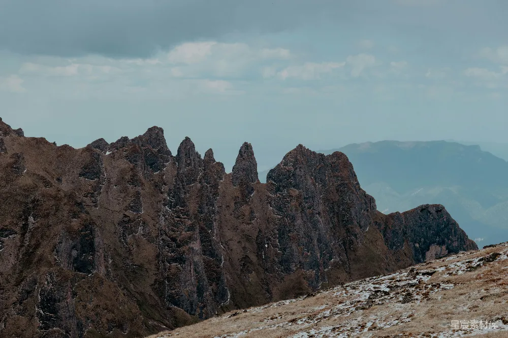 高清摄影  阴云密布的天空下，崎岖的黑山峰。
