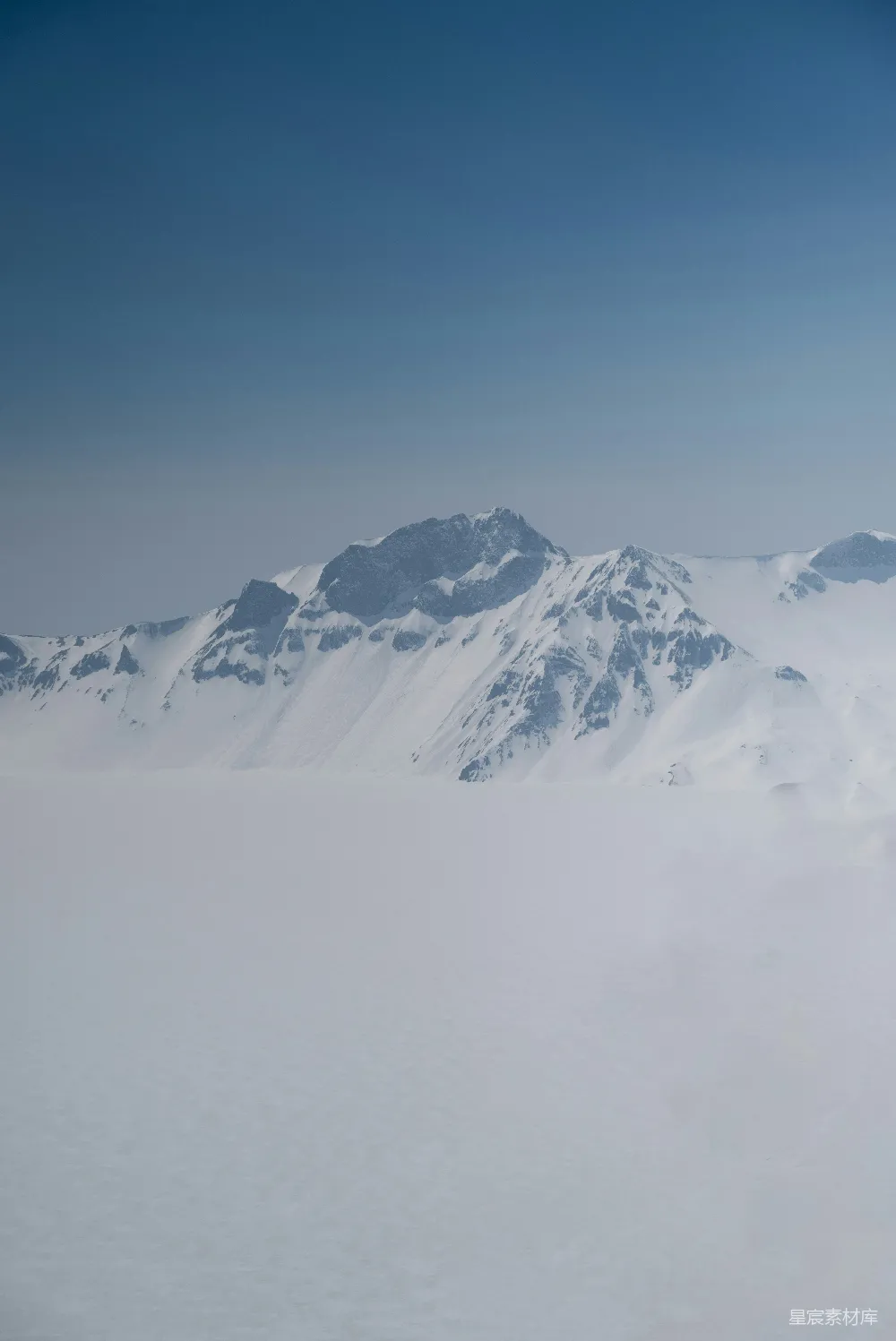 高清摄影 壁纸 自然 雪山顶峰在云层之上。