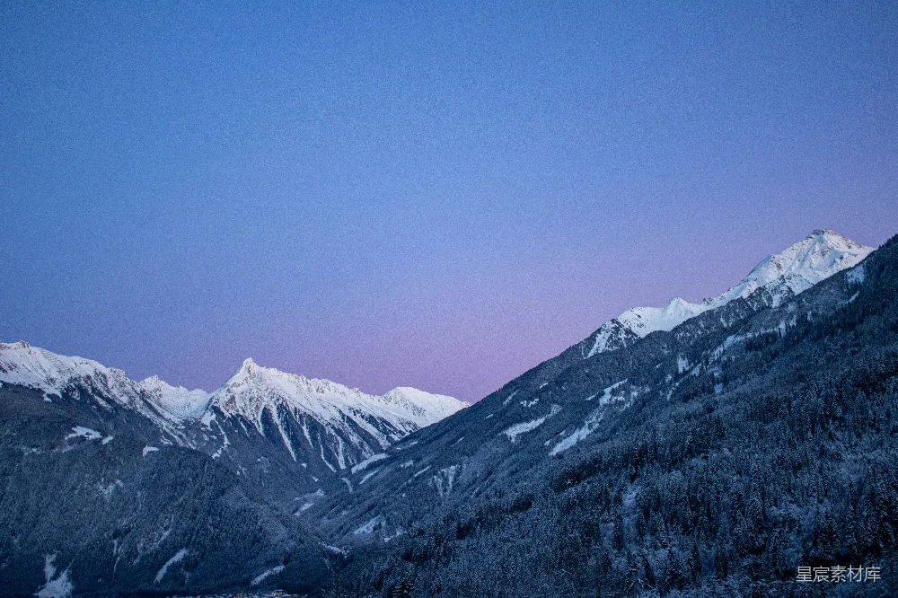 高清摄影 旅行 壁纸 自然 黄昏时分，雪山连绵的景象
