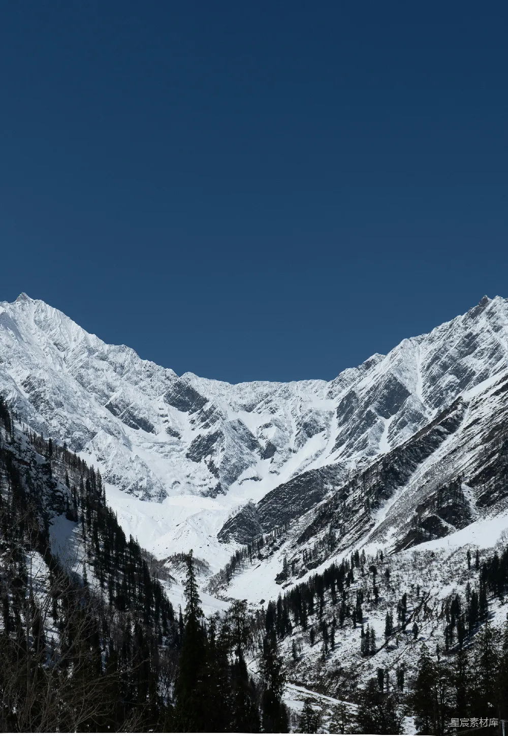 高清摄影 旅行 自然 壁纸 一座被雪覆盖的山，前面有树木。