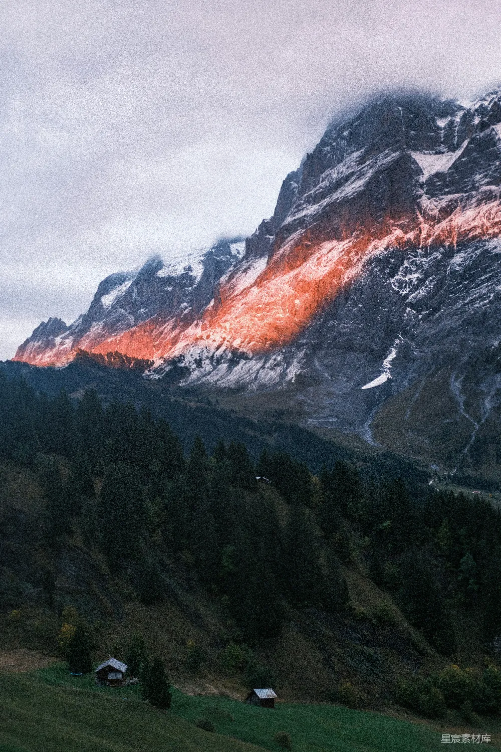 高清摄影  被橙色夕阳照亮的雪山