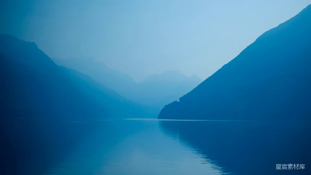 高清摄影  湖边开始形成雾气