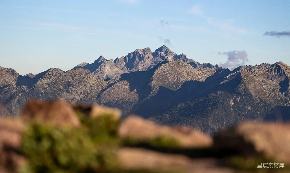 高清摄影 自然 壁纸 旅行 蓝天下的陡峭山峰