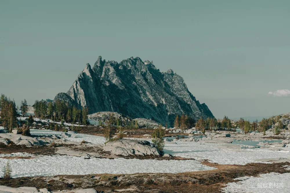 高清摄影 自然 一个雪景，背景中有座山。