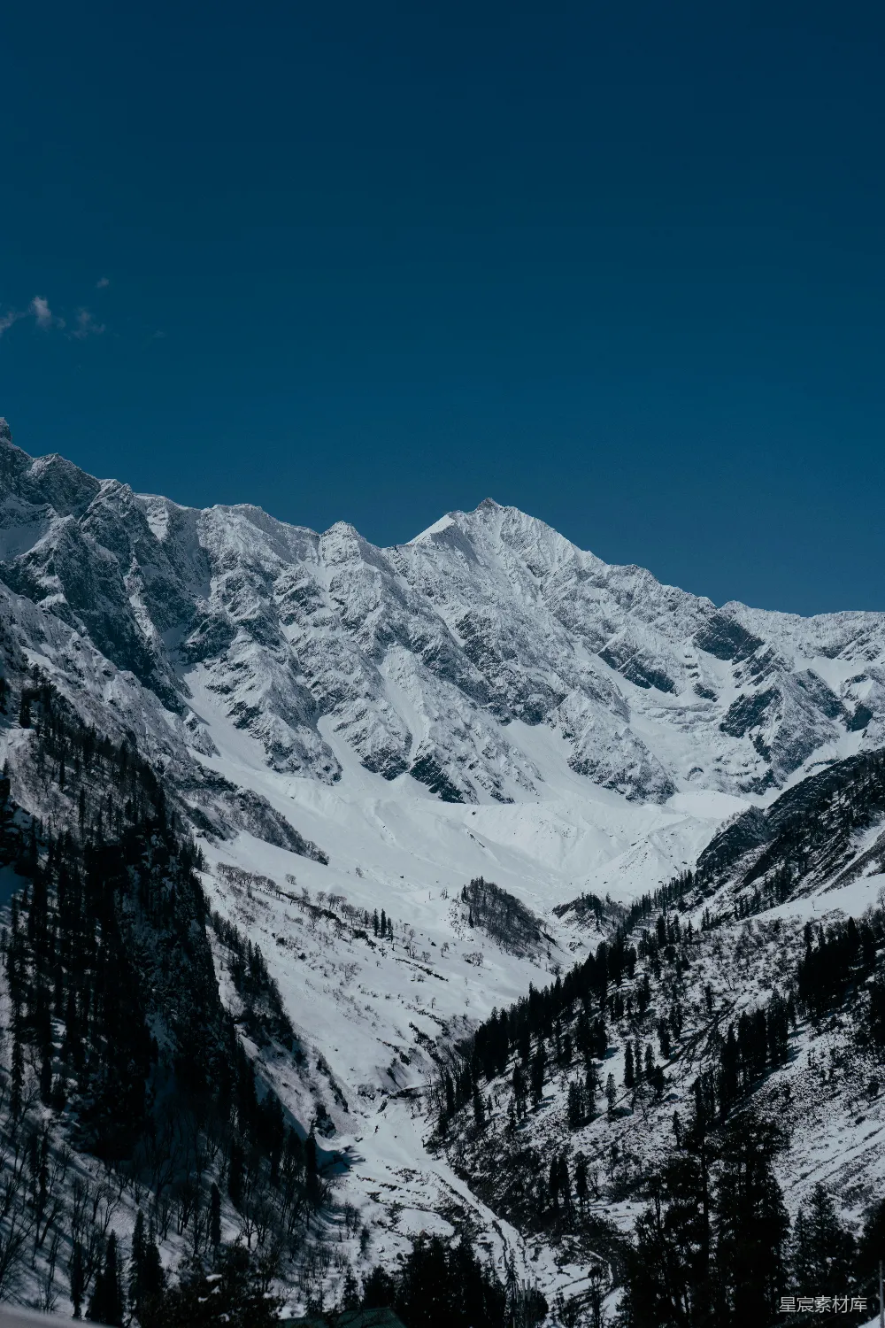 高清摄影 旅行 自然 壁纸 被雪覆盖的山脉，前景中有树木。