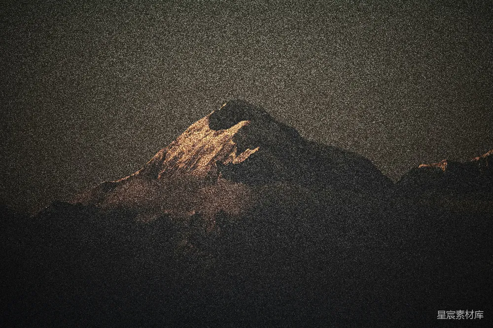 高清摄影  阳光洒满白雪覆盖的山峰