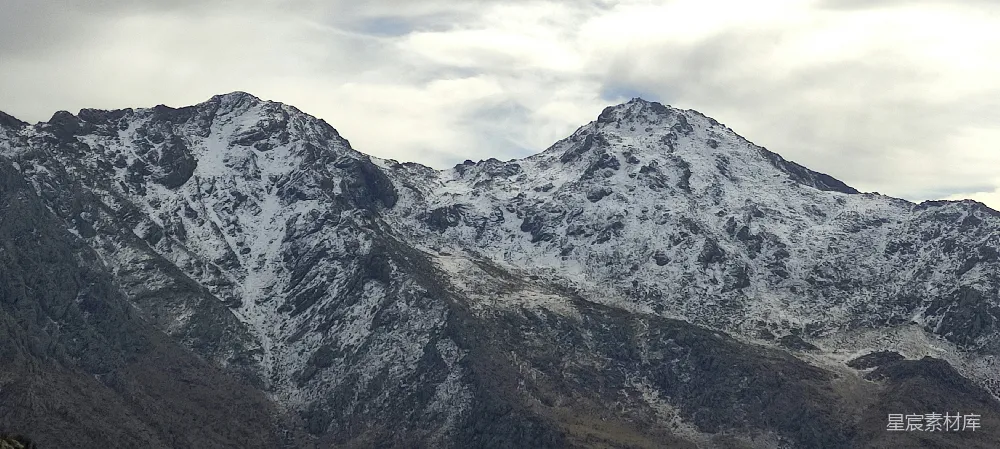 高清摄影 壁纸 自然 连绵的雪山在阴云密布的天空下。