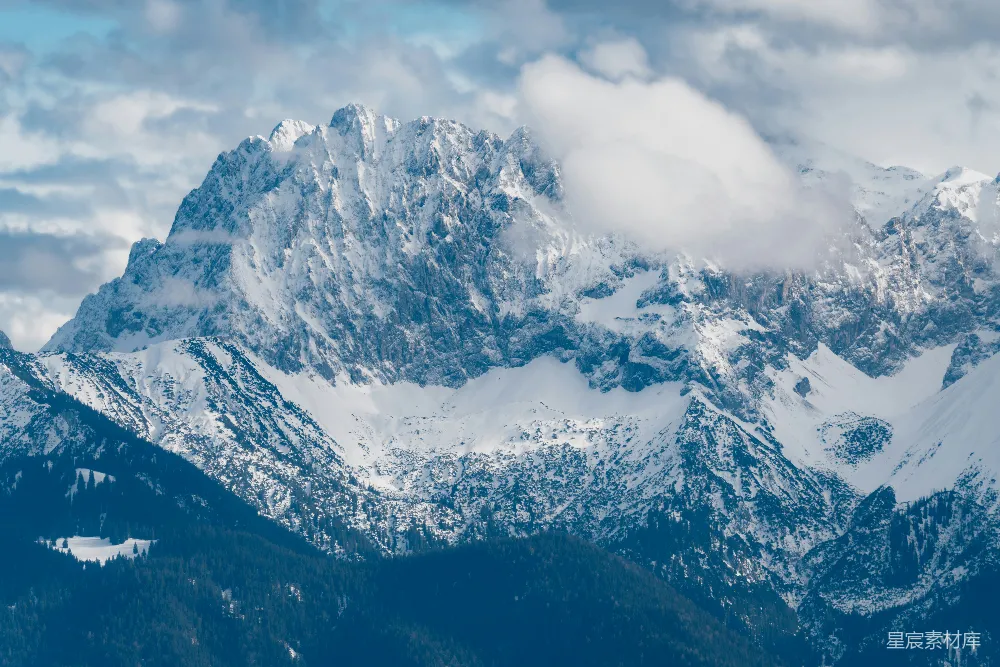 高清摄影 壁纸 自然 旅行 云层低垂，白雪覆盖的山峰
