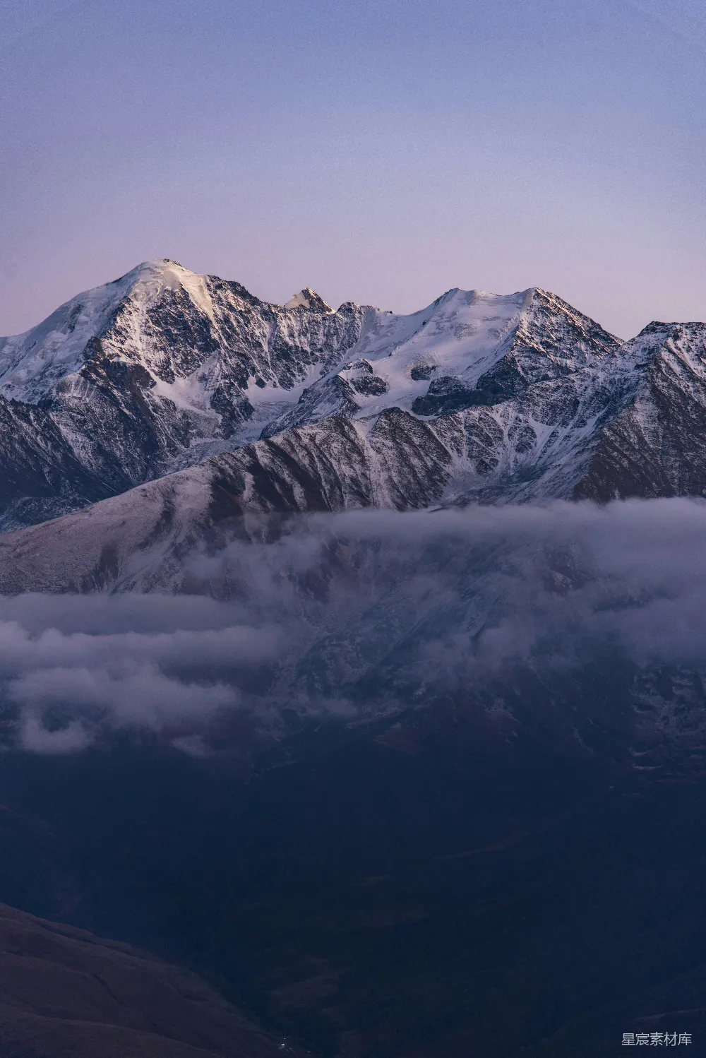 高清摄影 实验性 壁纸 自然 电影 旅行 晨曦中，云雾缭绕中的雪山露出真容。