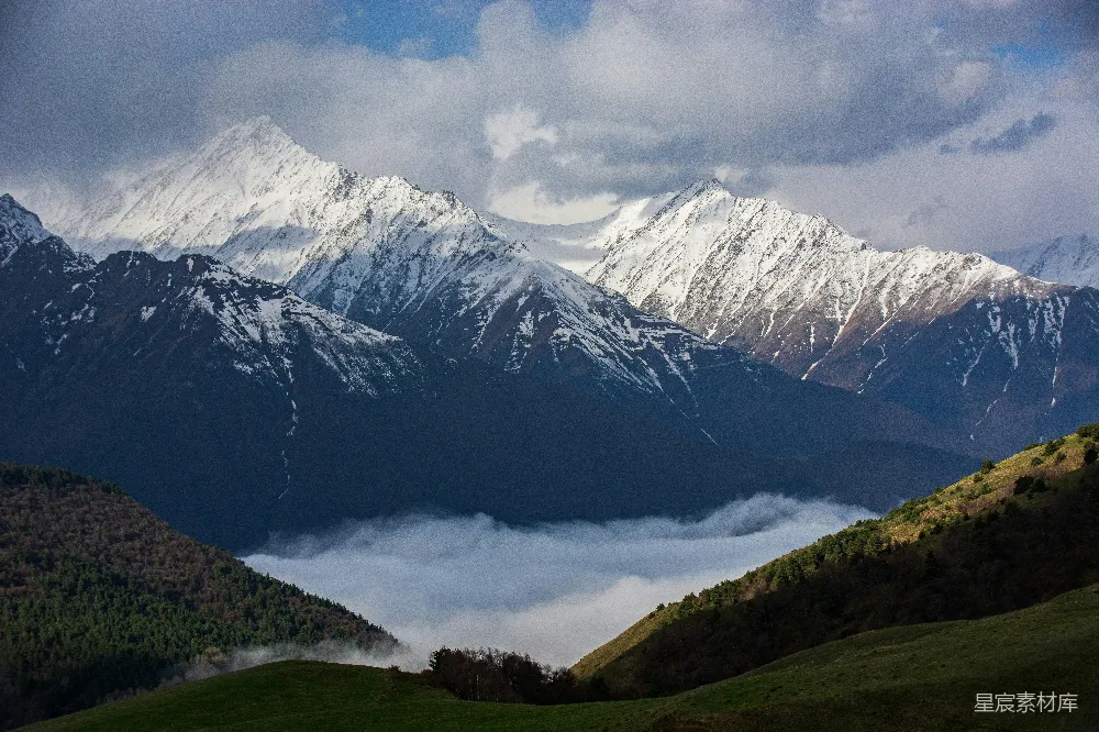 高清摄影 壁纸 旅行 自然 雪山耸立于雾气弥漫的山谷之上。