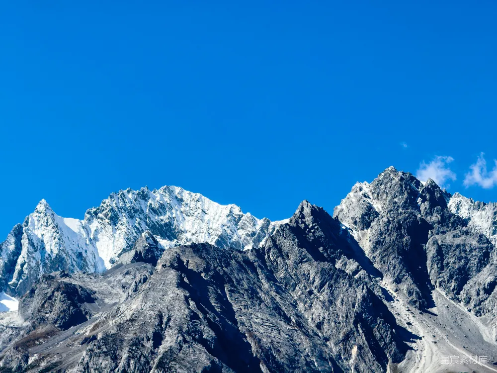 高清摄影 壁纸 旅行 自然 一座山脉，背景中有着白雪覆盖的山峰。