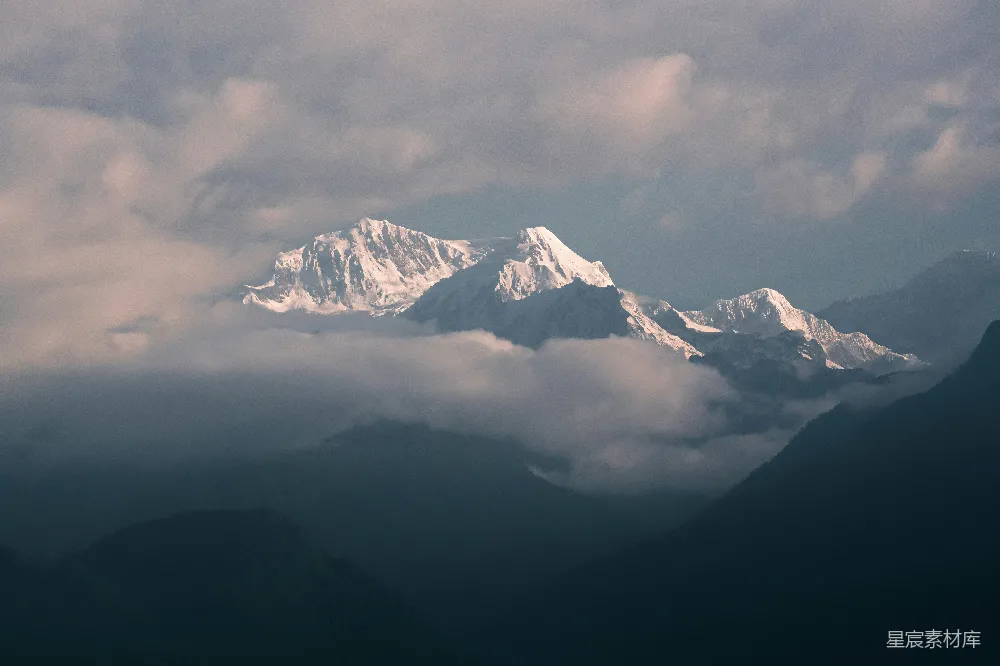 高清摄影 旅行 壁纸 自然 一幅山峦连绵、云层缭绕的景象