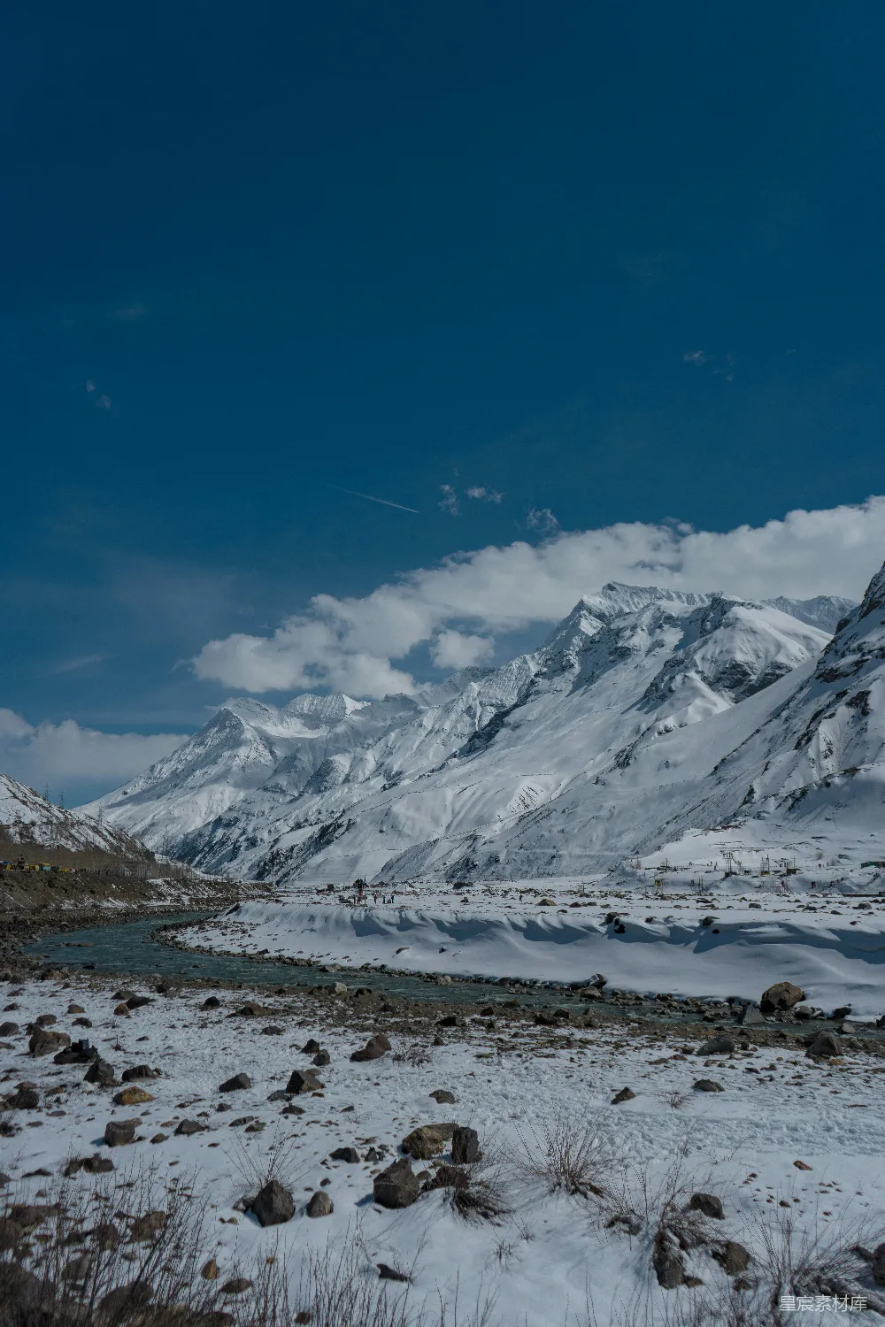 高清摄影 旅行 自然 壁纸 一座覆盖着积雪的山脉，前景中有一条河流。