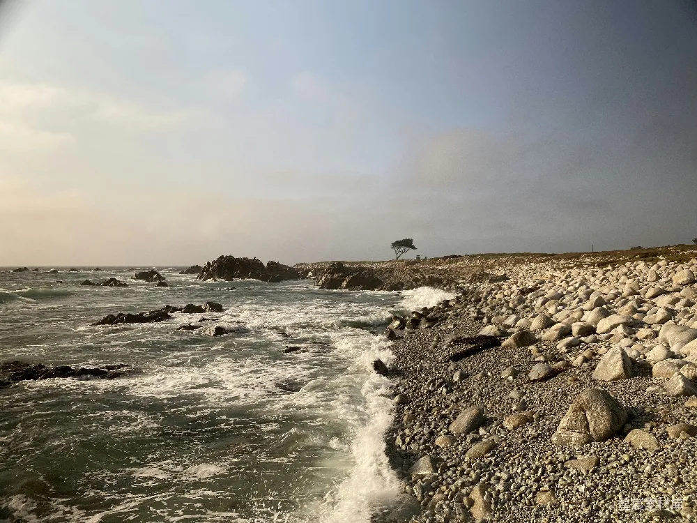 高清摄影  白天，海浪拍打着岩石海岸。