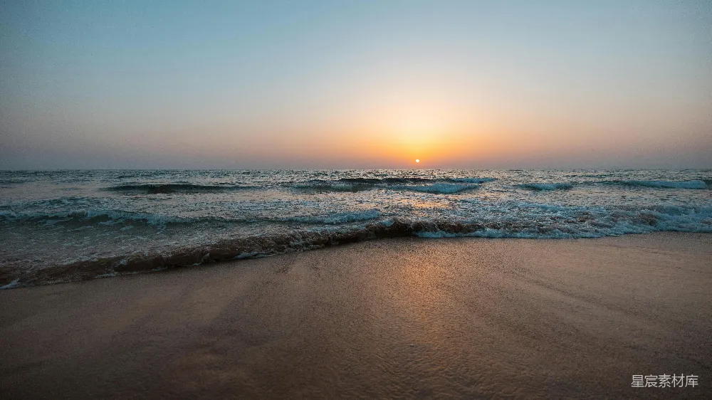 高清摄影  夕阳正照在海边的海面上。