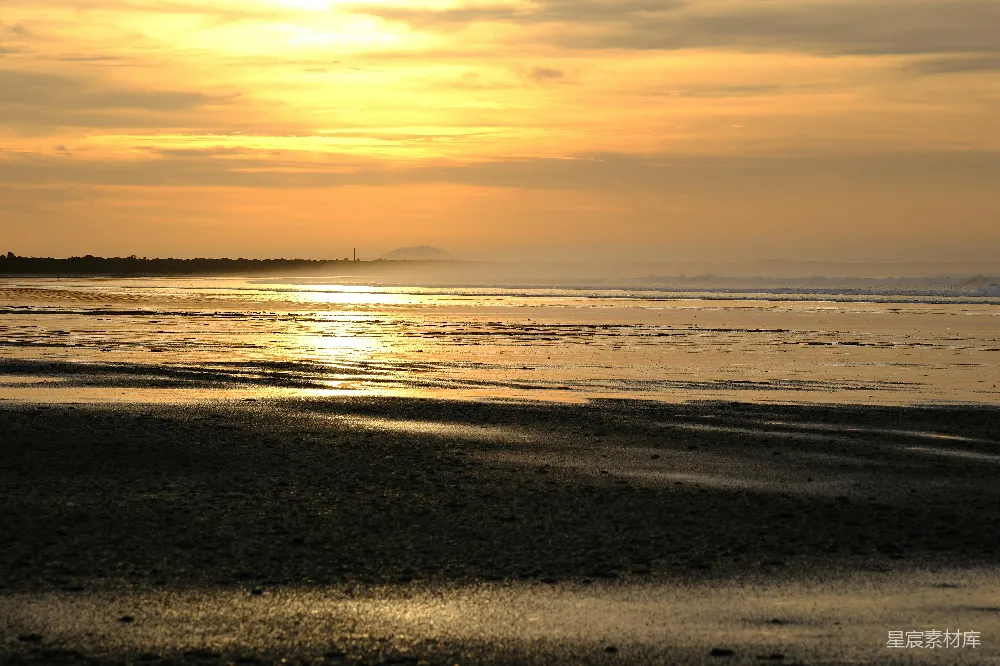 高清摄影  夕阳正照耀在海滩上。