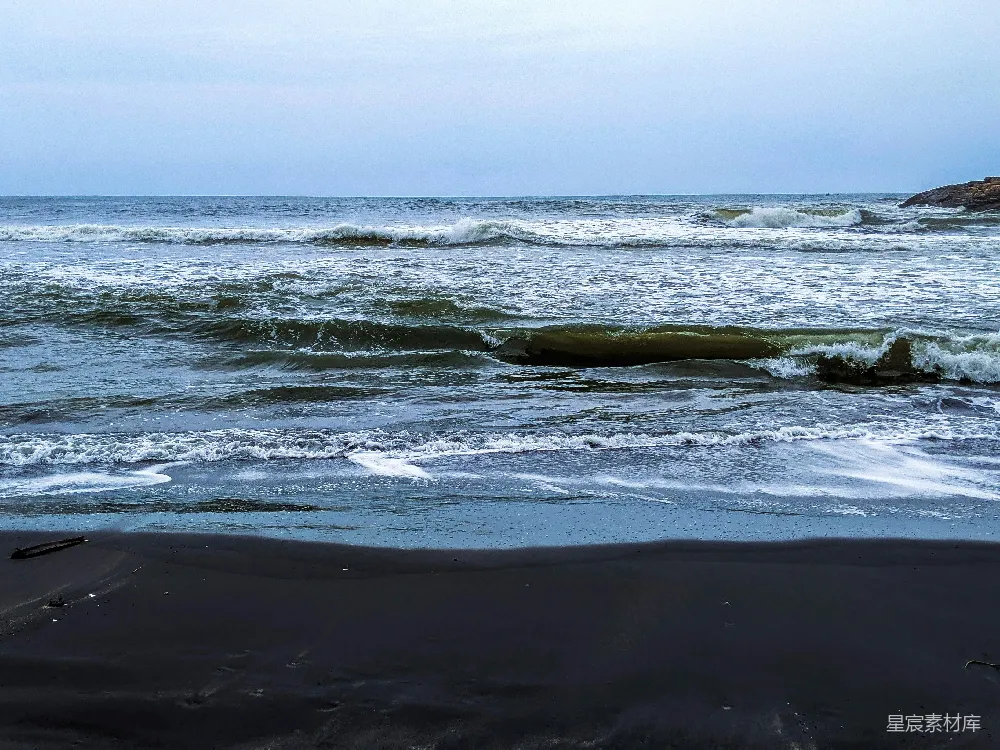 高清摄影 自然 白天海浪拍打海岸的场景