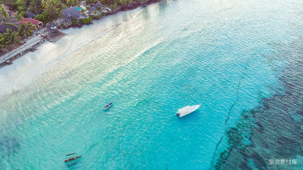 高清摄影  空中俯瞰海滩，水中有艘船。