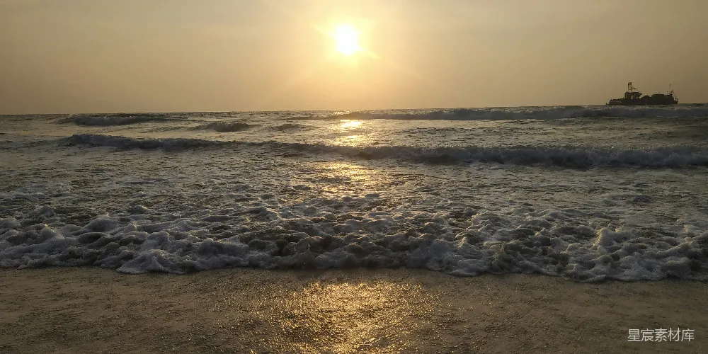 高清摄影  夕阳正落海平线，远处有一艘小船。