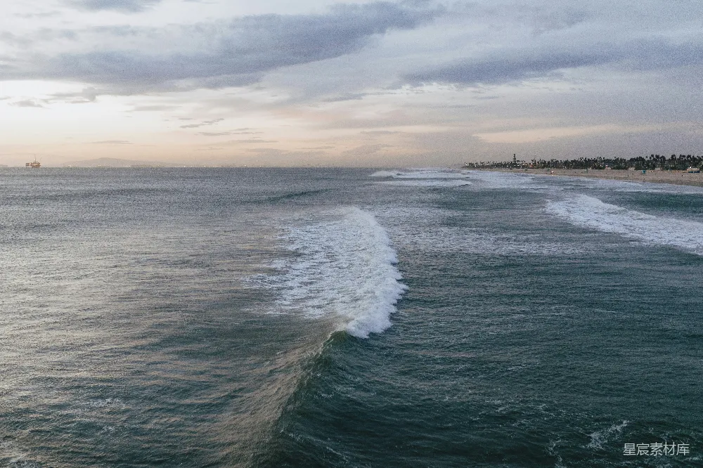 高清摄影  海浪在白天拍打海岸的场景