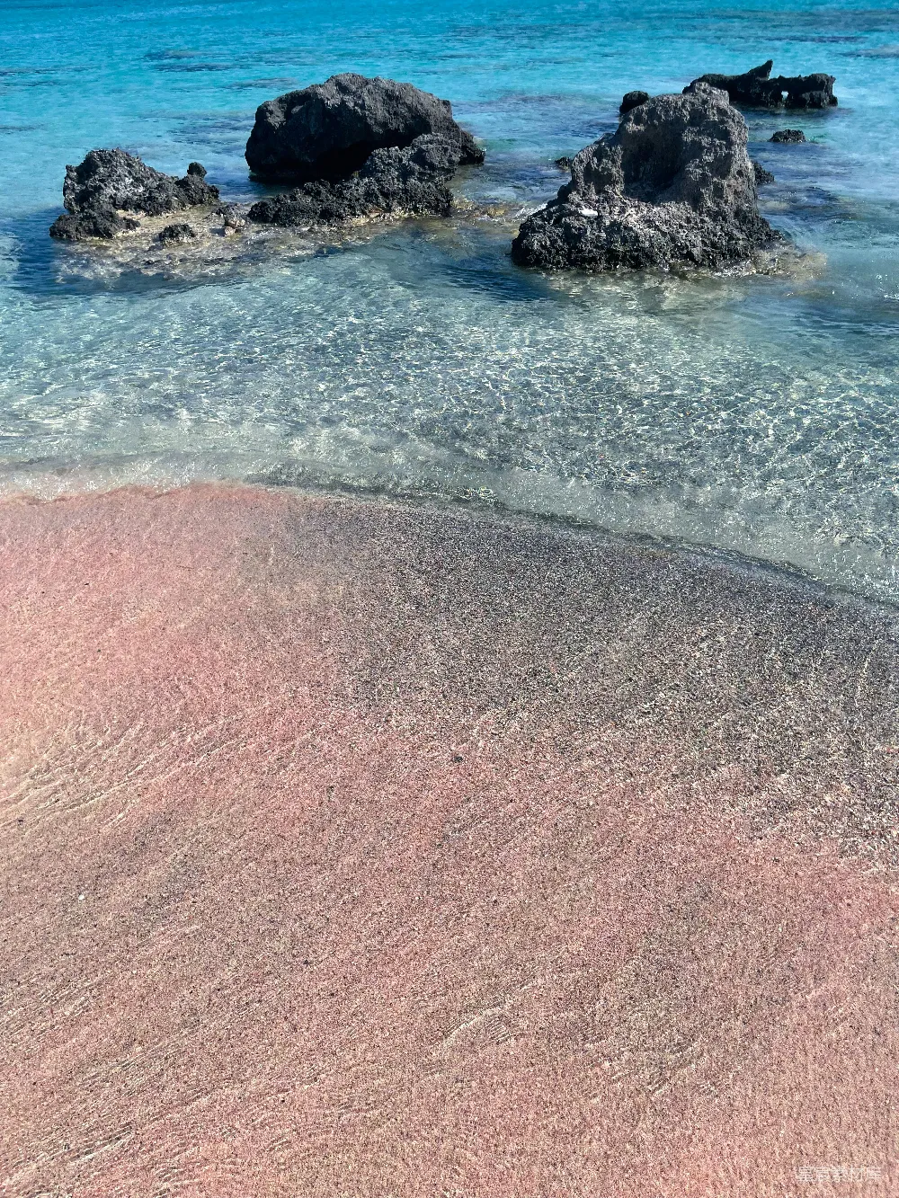 高清摄影  白天海滩上海浪拍打着海岸的场景