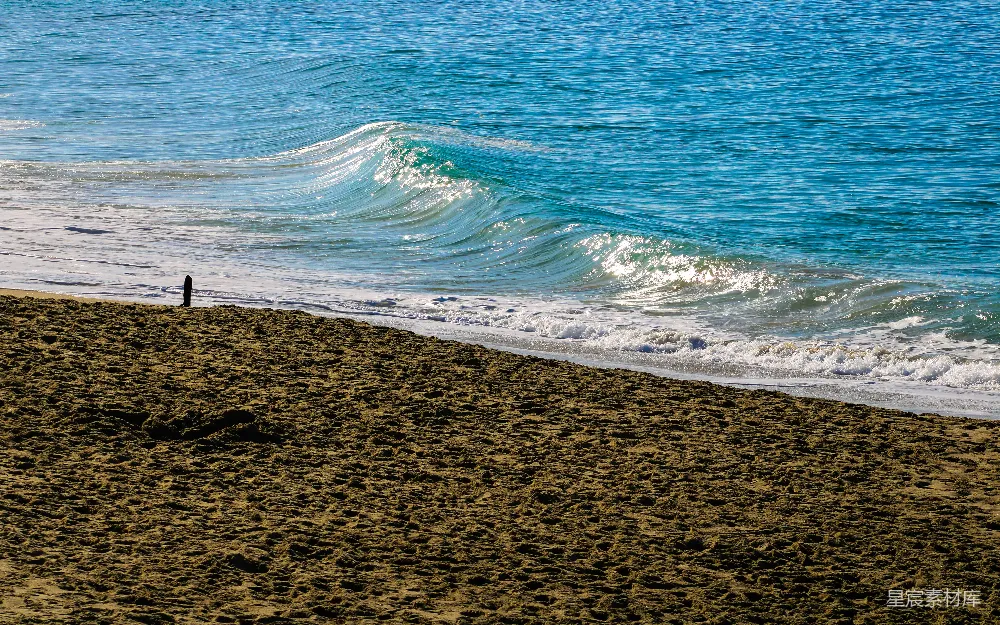 高清摄影  海浪拍打着沙滩。
