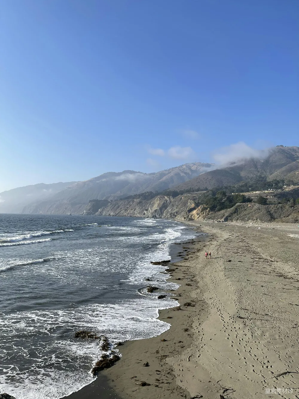 高清摄影  海滩上，海浪拍打着岸边的景象。