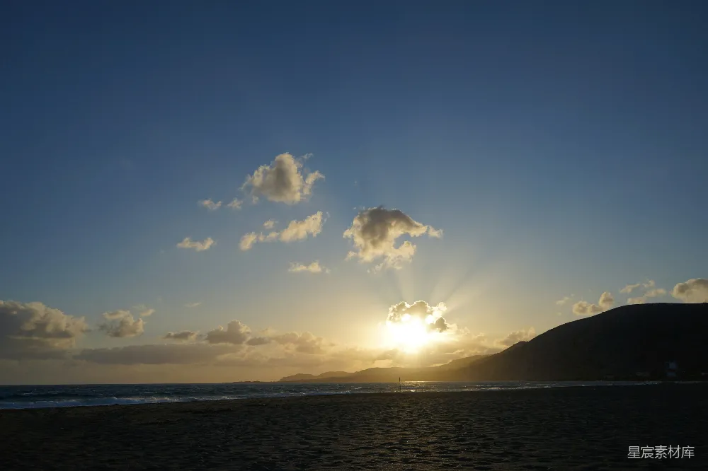 高清摄影  夕阳正挂在海面，海滩上霞光满天。