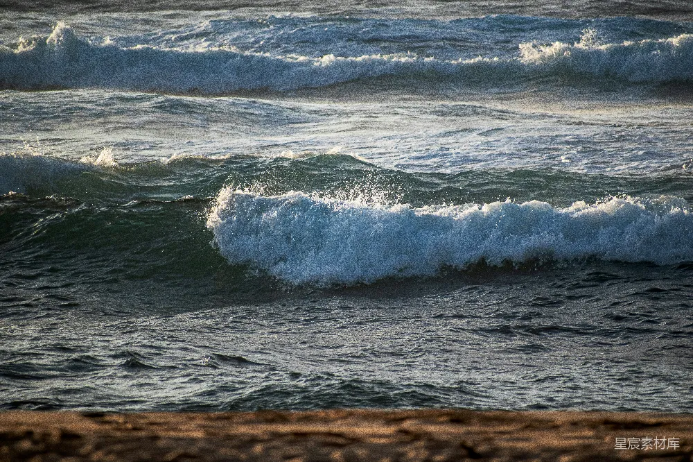 高清摄影  白天，海浪拍打着海岸。