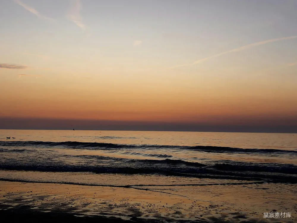 高清摄影  夕阳正缓缓西沉，映照在海面上。