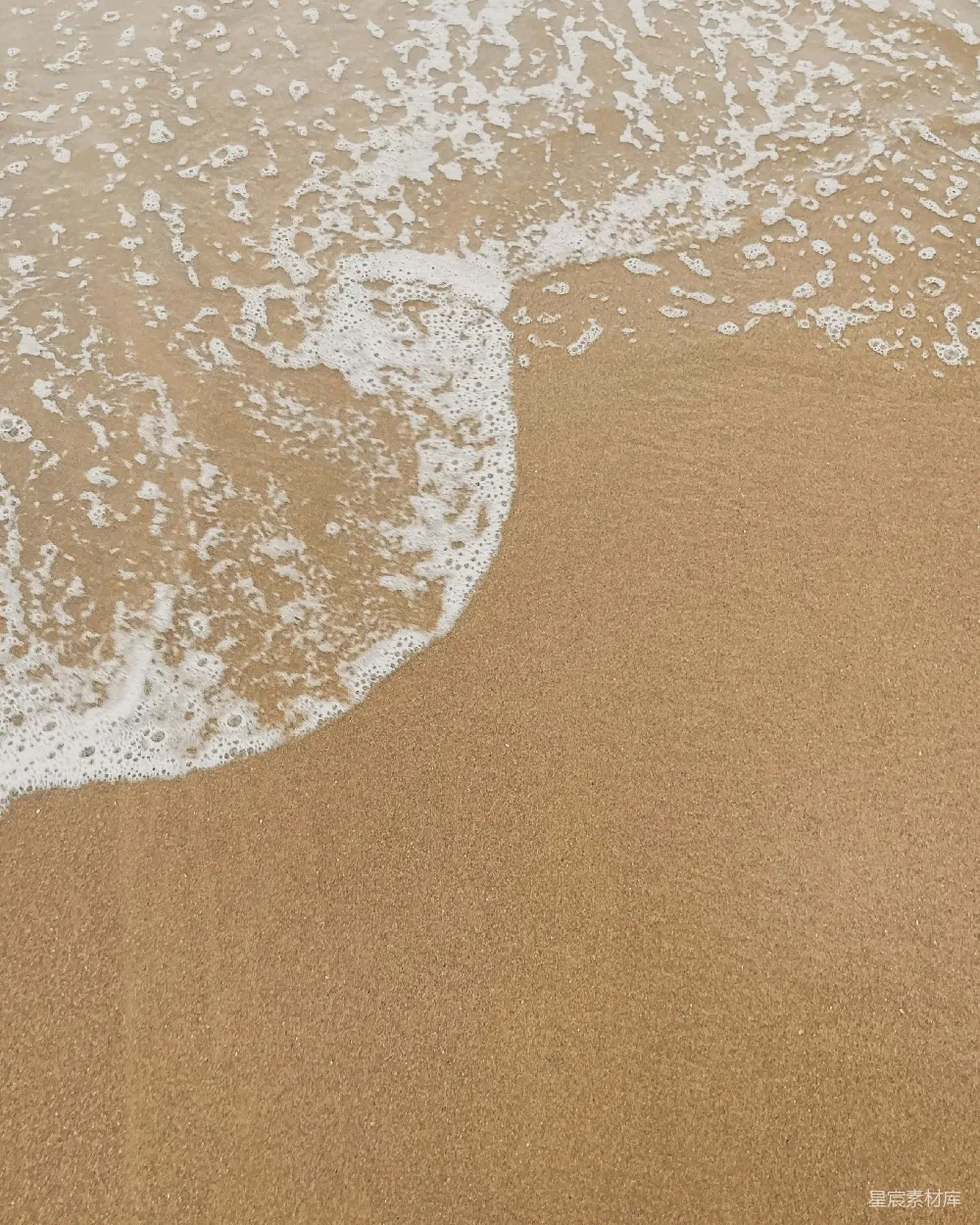 高清摄影  一个带着冲浪板沿着海滩散步的人