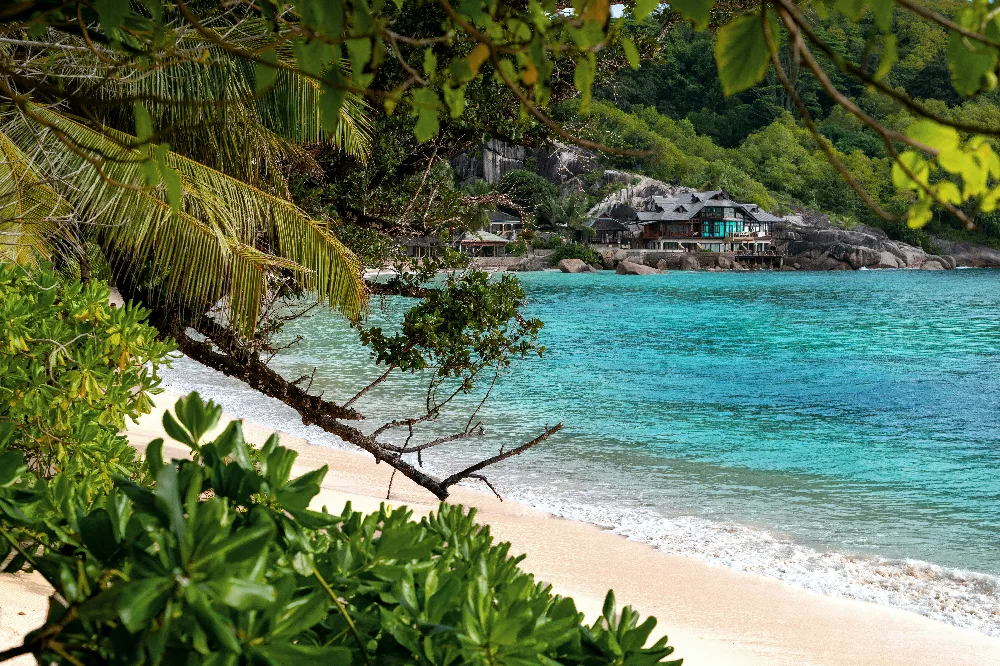 高清摄影 旅行 自然 壁纸 海滩上有房子作为背景。