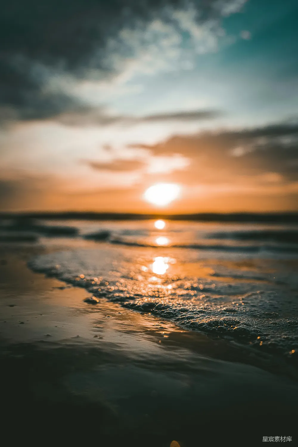 高清摄影  夕阳西下，海滩上空的景色