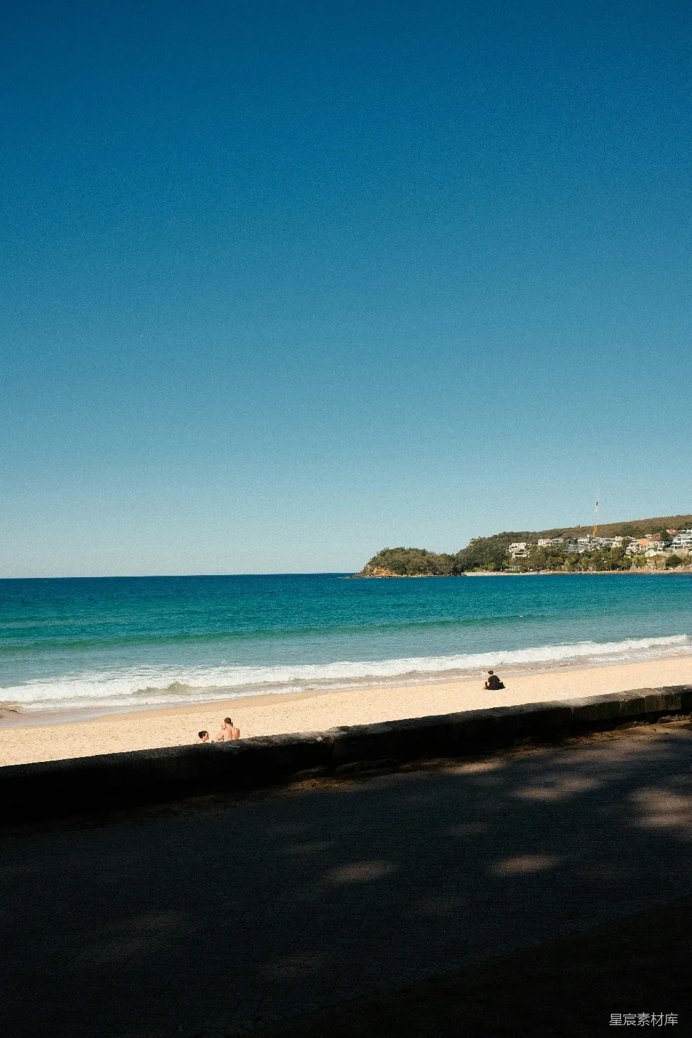 高清摄影  一个美丽的海滩，海水清澈，天空湛蓝。