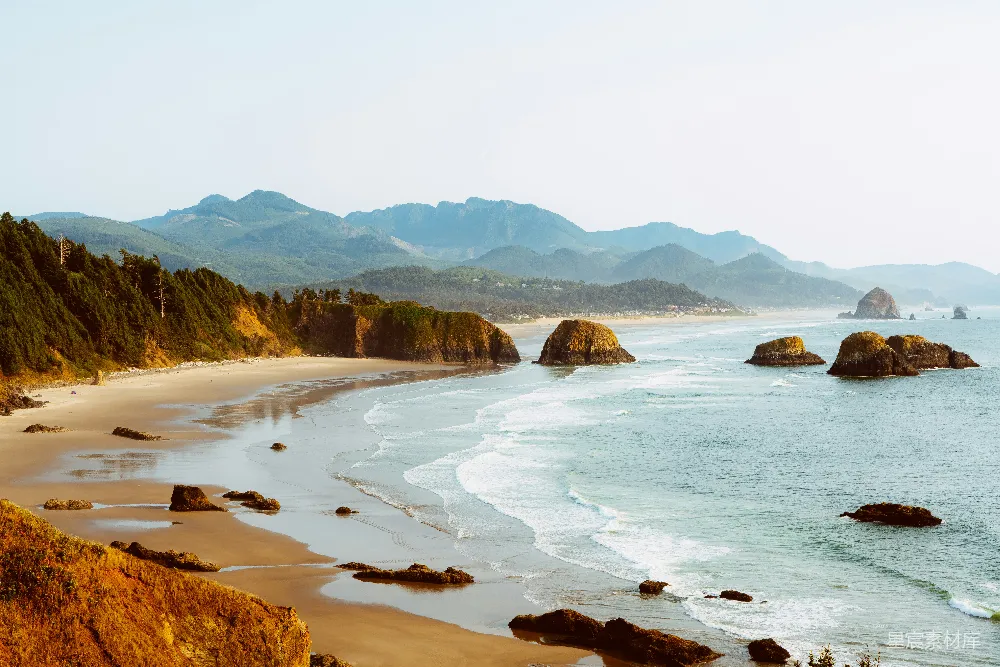 高清摄影 壁纸 自然 海滩的远景，背景中有山脉。