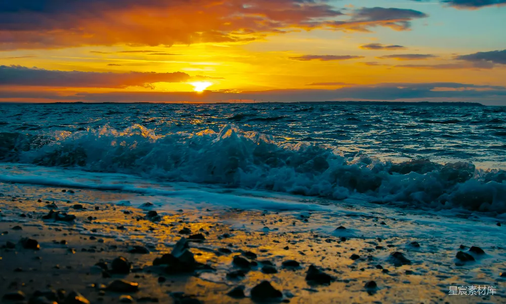 高清摄影  夕阳正洒在海面上，波浪起伏。